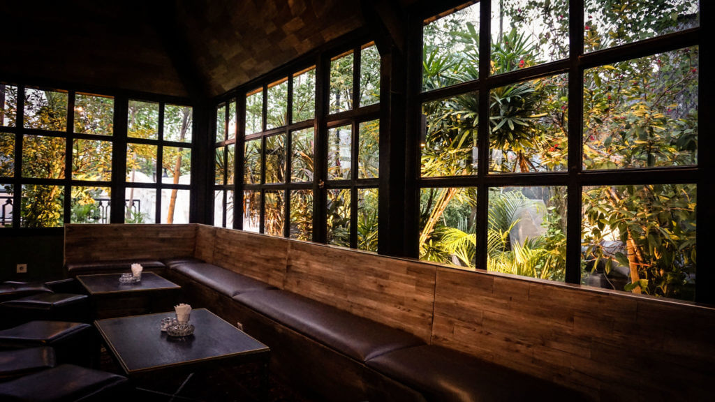 Tema yang berbeda setiap hari